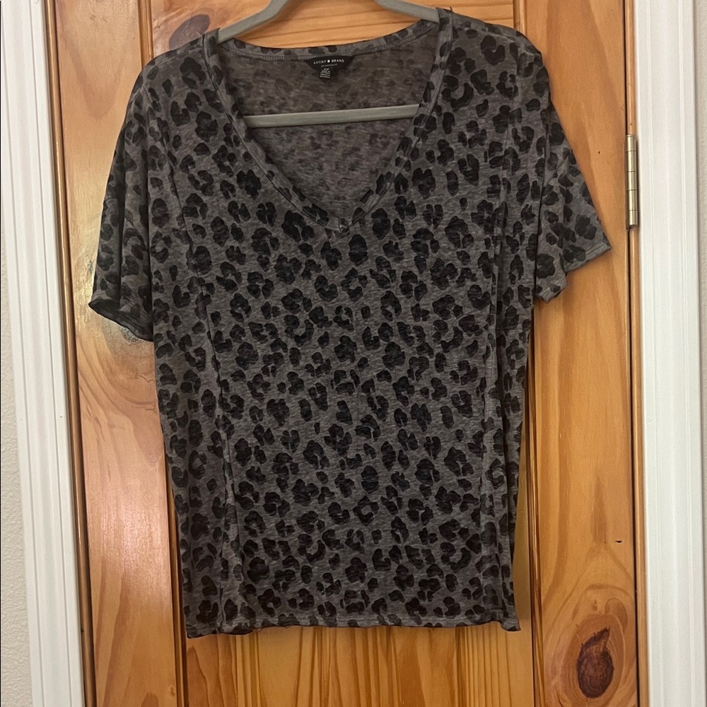 Lucky Brand Gray Leopard Print V-Neck Tee S